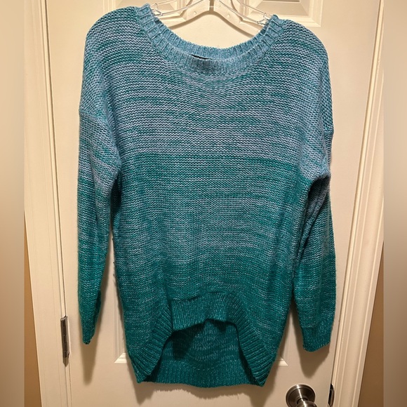 💥 $5 if bundled - Medium Rue21 graduiated Teal Crew Neck Sweater - Picture 1 of 10